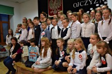 Najpiękniejsze wiersze patriotyczne i 51 młodych recytatorów. Tobie Ojczyzno w Raczkach [zdjęcia]