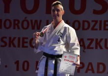 Karate kyokushin. Michał Karpowicz podwójnym młodzieżowym mistrzem Polski, złoto suwalskiej drużyny