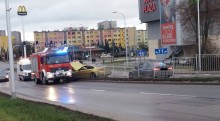 Auto przełamało barierki na wysokości Plazy. Zawiodła kontrola trakcji? [zdjęcia]