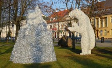 Białe niedźwiedzie tęsknią za śniegiem i Mikołaj też