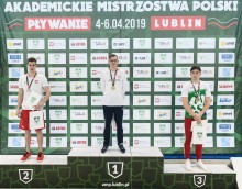 Pływanie. Suwalczanin Daniel Rzadkowski podwójnym akademickim mistrzem Polski 