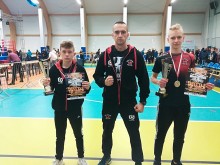 Kickboxing. Zawodnicy klubu Panzer Suwałki z tytułami i medalami Mistrzostw Warmii i Mazur 