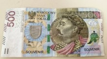 Zapłacił tak zwanym banknotem prezentowym. Oszukał sklep na 500 zł