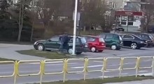 Policja w Suwałkach prosi o pomoc. Widać jak, trudno rozpoznać kto niszczy samochód [wideo]