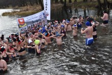 Im zima nie straszna. Nad jeziorem Sumowo w Bakałarzewie spotkało się ponad 100 morsów [zdjęcia]