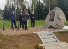 Droga Krzywe - Sobolewo Traktem św. Jana Pawła II. Stanął przy niej papieski kamień [wideo i foto]