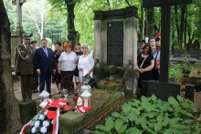 Na budynku WKU w Suwałkach pojawi się tablica pamiątkowa. Delegacja przy grobie patrona