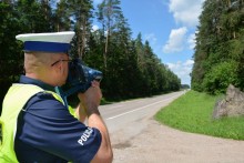 Noga z gazu. Na Suwalszczyźnie policjanci prowadzą kaskadowy pomiar prędkości