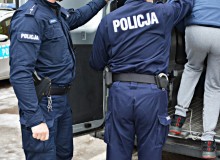 Raczki. Poszukiwany wpadł w ręce policjantów, bo nie miał maseczki