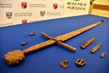 Miecz, pochwa, pas i dwa noże znalezione po 600  latach. Czasy bitwy pod Grunwaldem