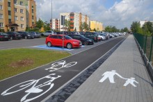 Ulica Szpitalna już po przebudowie. Nowe parkingi i chodnik ze ścieżką rowerową