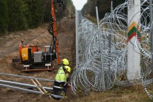 Funkcjonariusze i żołnierze murem na granicy. Litwa buduje, Łotwa przyjęła ustawę