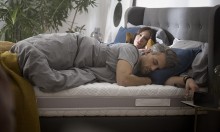 Jak dobrać łóżko i materac do sypialni, aby sen był zdrowszy?
