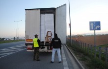 Ciężarówka z nielegalnymi papierosami za prawie 10 mln zł zatrzymana w gminie Raczki [zdjęcia] 