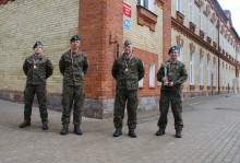 Żołnierze WKU w Suwałkach najlepsi w unihokeju i pływaniu