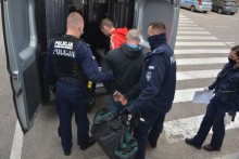 Policjanci zatrzymali trzech poszukiwanych. Jeden z nich w sylwestra obrywał lusterka samochodów