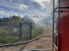 Pożar drewnianego domu w Zielonym Kamedulskim. Strażacy musieli dowozić wodę