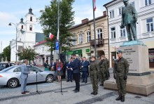 Pod pomnikiem Piłsudskiego. Suwałki obchodzą 102. rocznicę odzyskania niepodległości [zdjęcia]