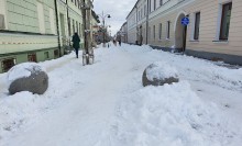 Zaśnieżone chodniki to wątpliwa atrakcja Suwałk. Śnieg się nie roztopi, w nocy silny mróz