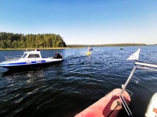 Ratownicy WOPR i policjanci pomogli turyście, którego łódź wywróciła się na jeziorze Wigry
