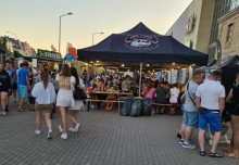 Hot dog, burger, a może azjatyckie pierożki? W Suwałkach trwa festiwal Food Trucków [zdjęcia]