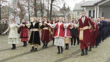 Młodzież ZST w Suwałkach tańczyła dla Niepodległej. Polonez pod Pomnikiem Marszałka [wideo]