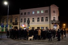 Młodzi Demokraci i Koalicja Obywatelska pod Pomnikiem Piłsudskiego w Suwałkach. Pomoc Ukrainie [foto