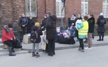 Uchodźcy z Ukrainy na stacji w Suwałkach i ich Anioły z Dworca PKP [wideo]