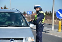 Policjanci skontrolowali w piątek prawie 90 kierowców. Jeden z nich stracił prawo jazdy