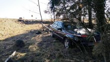 Wypadek w Lipniaku. Kierowca zasnął za kierownicą i uderzył w drzewo