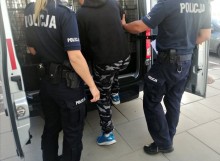 Rozpylił gaz, zabrał 500 zł i ugryzł ekspedientkę. Suwalscy policjanci zatrzymali sprawcę rozboju