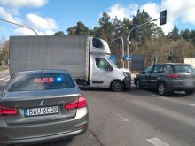 Zderzenie dwóch aut w Augustowie. Jeden z kierowców trafił do szpitala