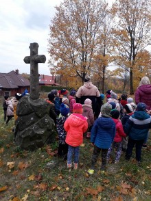 Puńsk. Pierwszy cmentarz katolicki powstał w 1597 roku, przedszkolaki zapaliły znicze [zdjęcia]