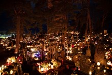 Nastrojowo na cmentarzach w Suwałkach i Sejnach [zdjęcia]
