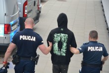 Suwalscy policjanci zatrzymali trzech młodych poszukiwanych mężczyzn