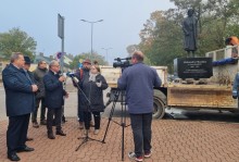 Pomnik Aleksandry Piłsudskiej w Suwałkach już gotowy. Przymiarka przed odsłonięciem [zdjęcia]