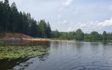 Ostatki upałów na rozbudowanych plażach. Z siłaczami w Gawrych Rudzie, z wczasowiczami w Smolnikach