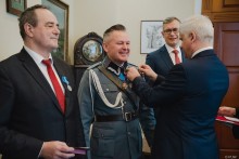 Jan Stanisław Kap, Krzysztof Skłodowski i Grzegorz Pietkiewicz z Medalami Odzyskanej Niepodległości