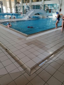 Uczniowie z suwalskich szkół rozpoczęli bezpłatną naukę pływania
