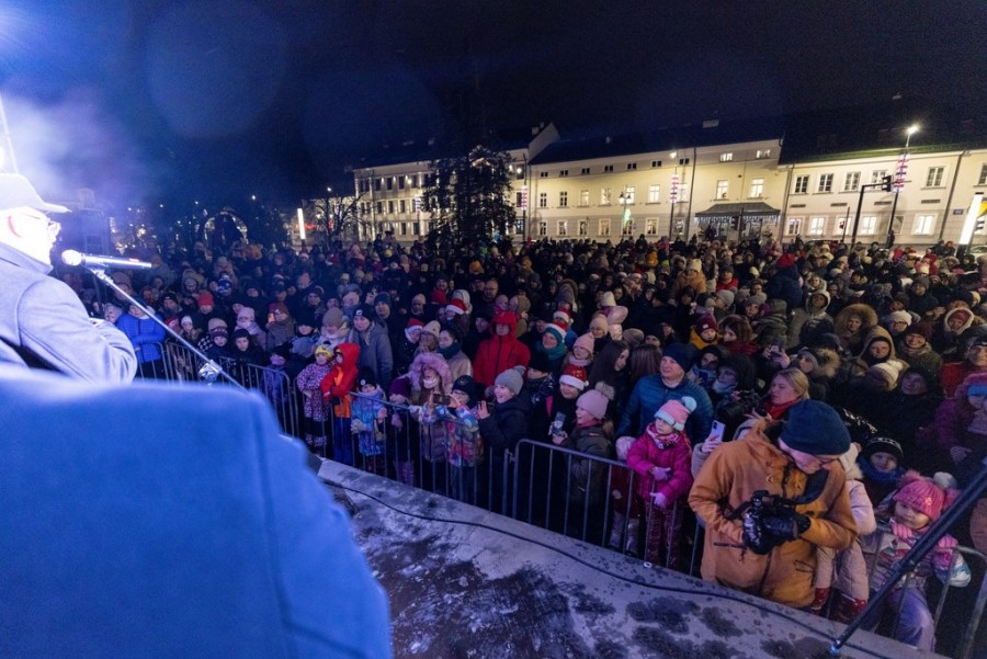 Suwałki od Mikołajek ze świąteczną iluminacją. Rozświetlenie miejskiej choinki [zdjęcia]