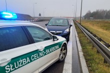 Wjechał pod prąd na S8. Funkcjonariusze Służby Celno-Skarbowej zatrzymali 77-letniego kierowcę