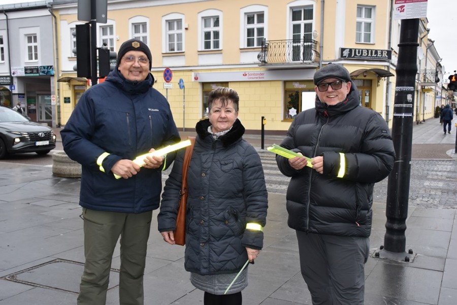 Dwaj suwalscy radni wręczali opaski odblaskowe. Zwiększają bezpieczeństwo