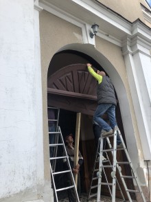 Wyjątkowe odkrycie podczas remontu kościoła w Becejłach. List w drzwiach [zdjęcia]