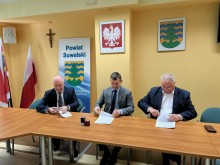 Umowy na  modernizację dróg w gminach Raczki, Przerośl, Wiżajny, Rutka - Tartak i Jeleniewo