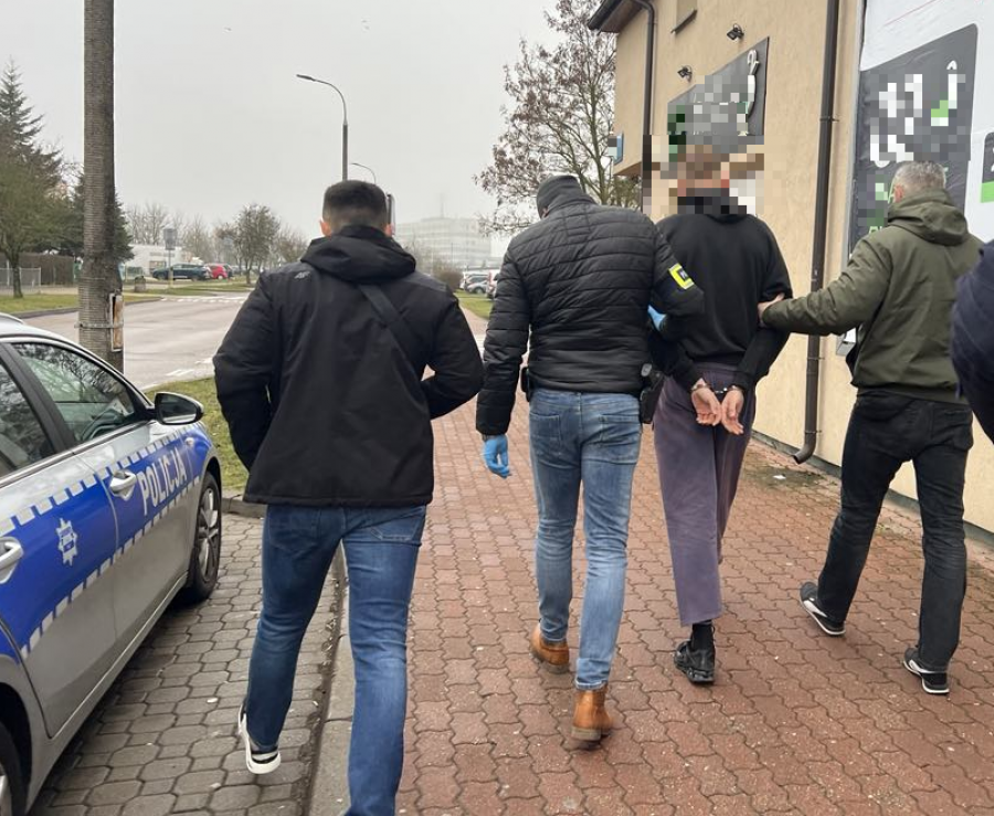 Suwałki. Policjanci zatrzymali mężczyznę, który napadał na sklepy z alkoholem