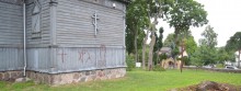 Obraźliwe napisy na ścianie cerkwi. Akt wandalizmu na cmentarzach
