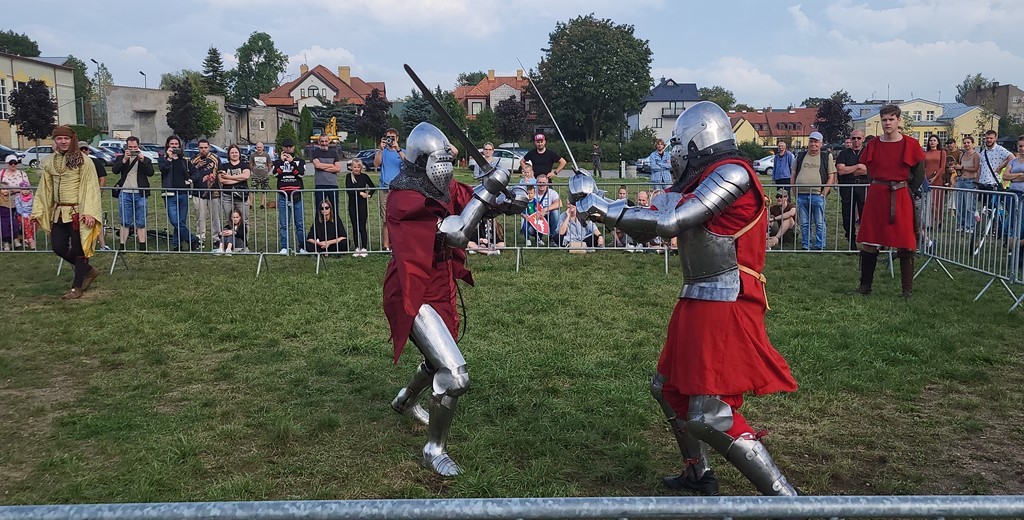 Średniowiecze na żywo w Suwałkach. Rycerze walczyli dla zacnie urodzonych dam [wideo i zdjęcia]