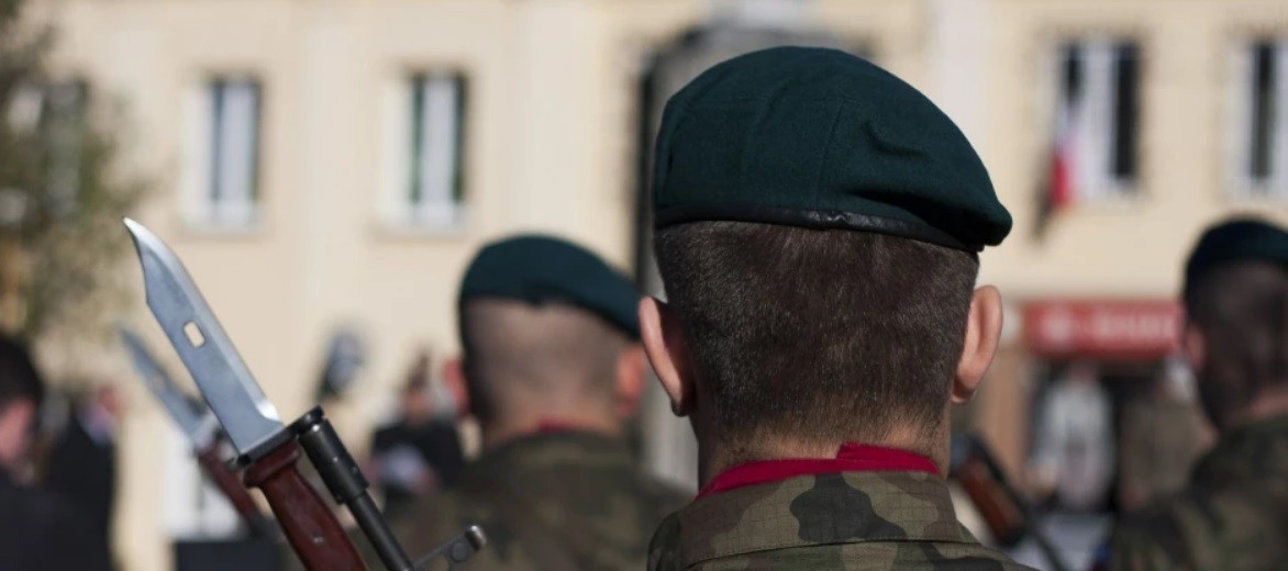 Żołnierz, który pijany ostrzelał samochód, może odpowiedzieć za próbę zabójstwa